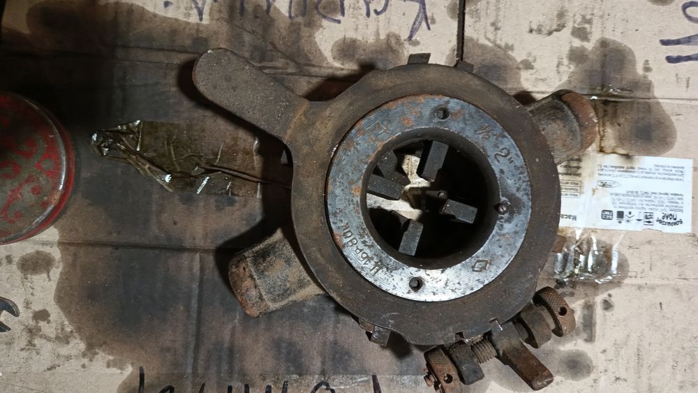 Плашка клупп для нарізання різьби