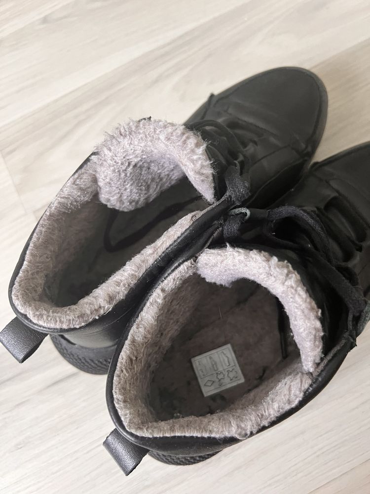 Жіночі зимові шкіряні чоботи ботинки кросівки 39 розміру