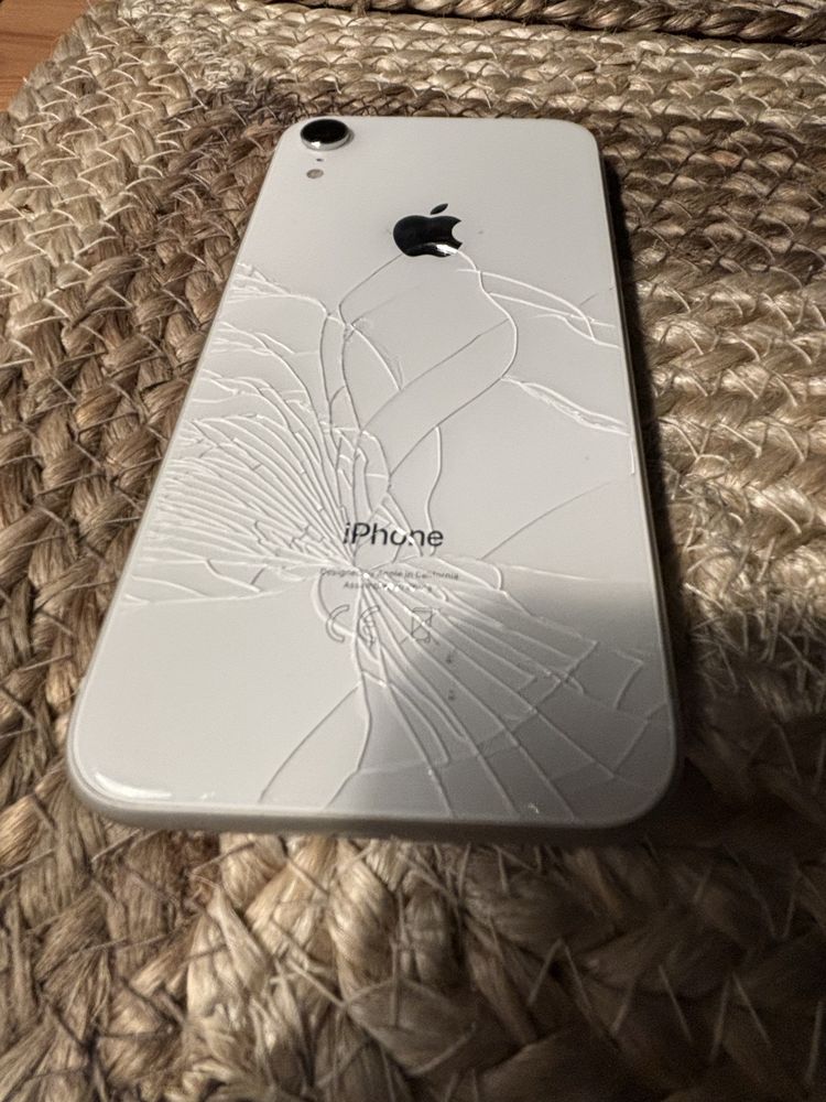 Iphone XR 2019 z uszkodzoną tylnią szybką