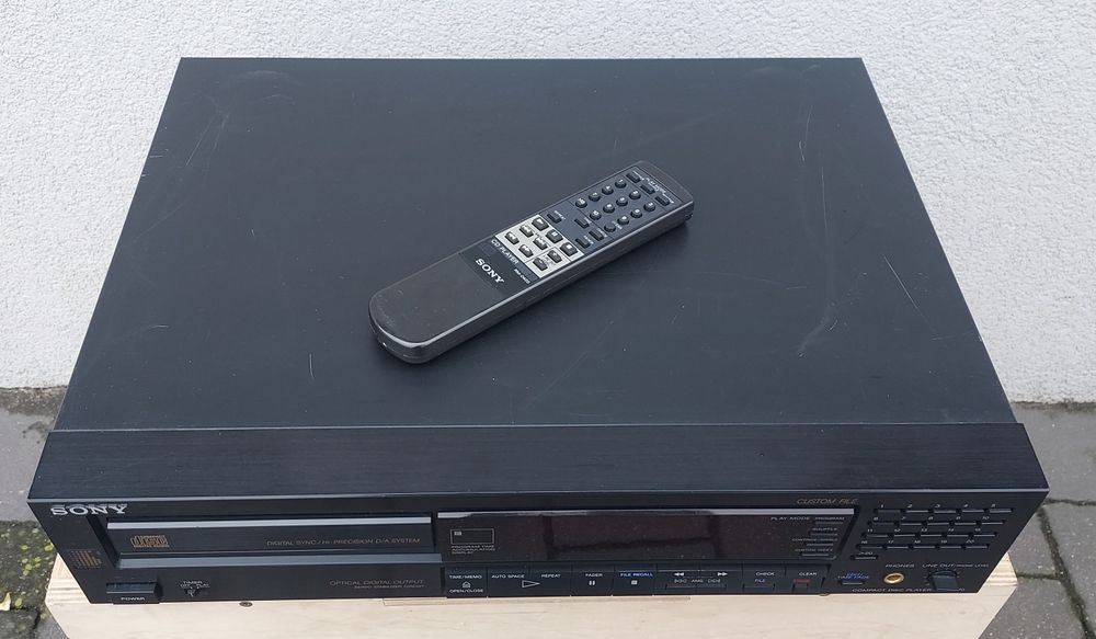 Odtwarzacz CD Sony CDP-970 z pilotem.