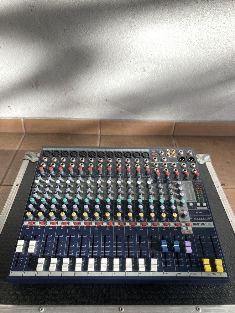 Mesa de som Soundcraft EFX12