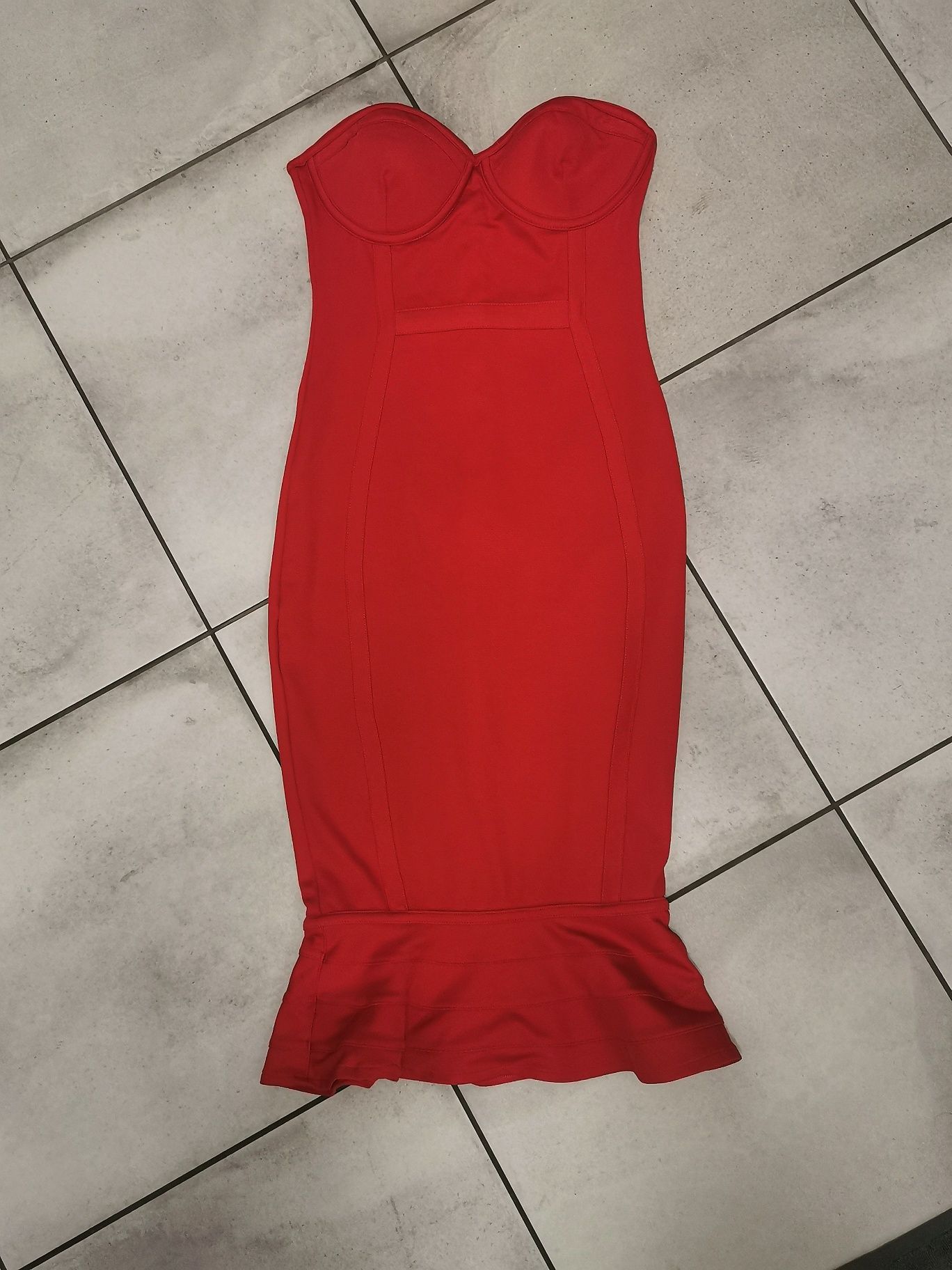 Czerwona sukienka midi bez ramiączek