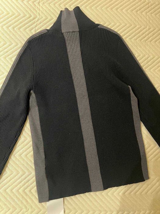 Chanel golf z wełny – ponadczasowa klasyka w czerni