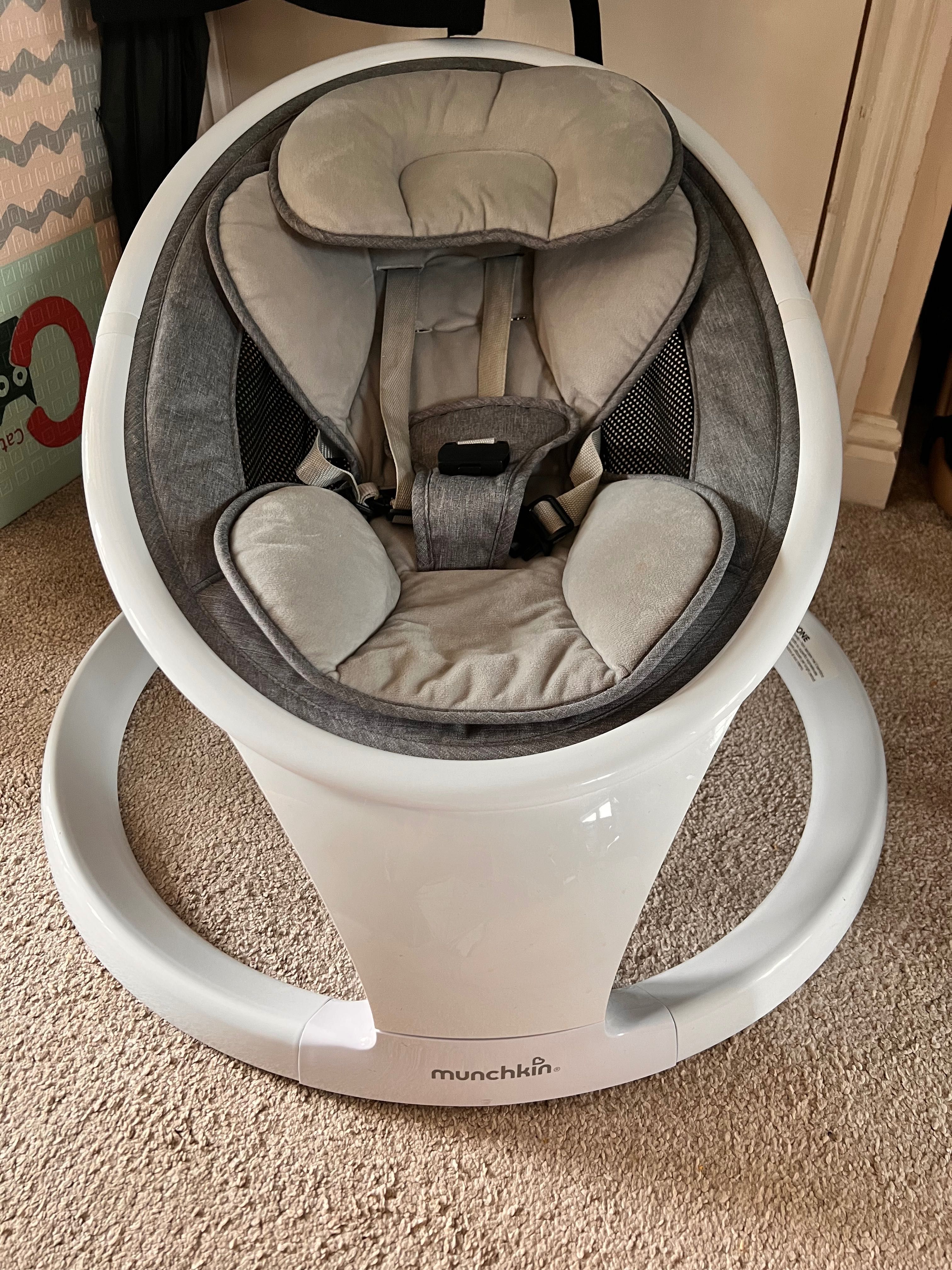 Заколисуючий центр Munchkin Baby Swing (Bluetooth, 5 швидкостей)