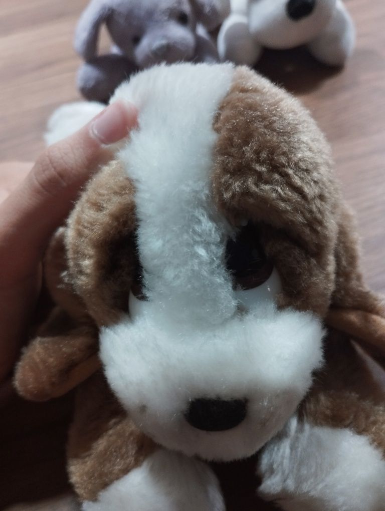 Cães de peluche fofinhos