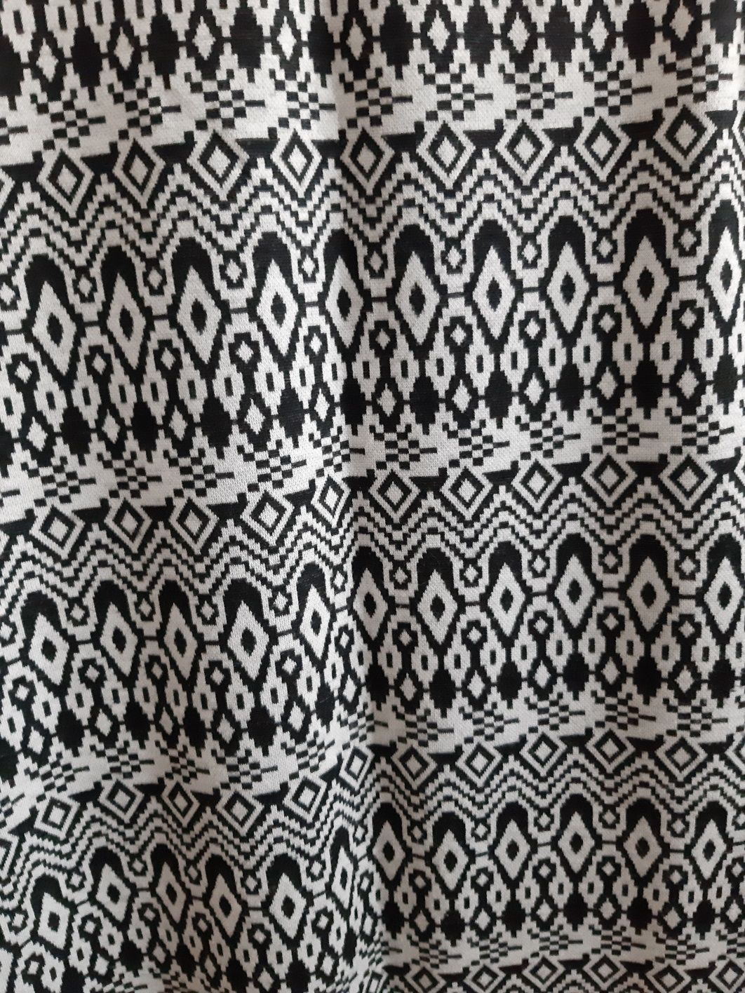 Ołówkowa, obcisła czarno- biała sukienka w aztecki wzór, Only, r. S