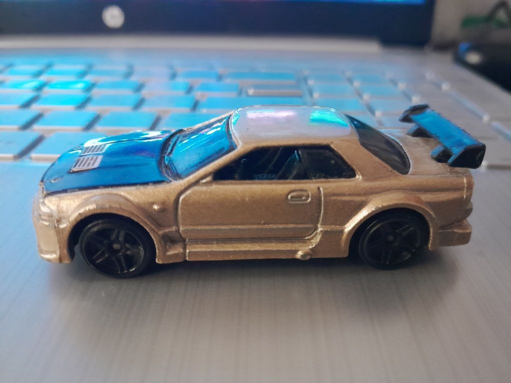 Raro- Carro Hotwheels Nissan Skyline 2001 Dourado e preto fosco