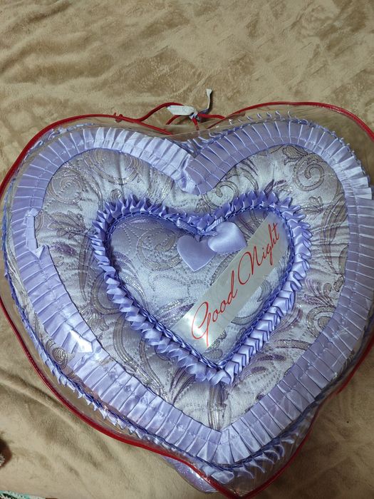 Спальный набор, покрывало и две подушки сердечко