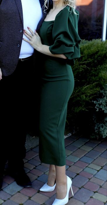 Сукня смарагдового кольору