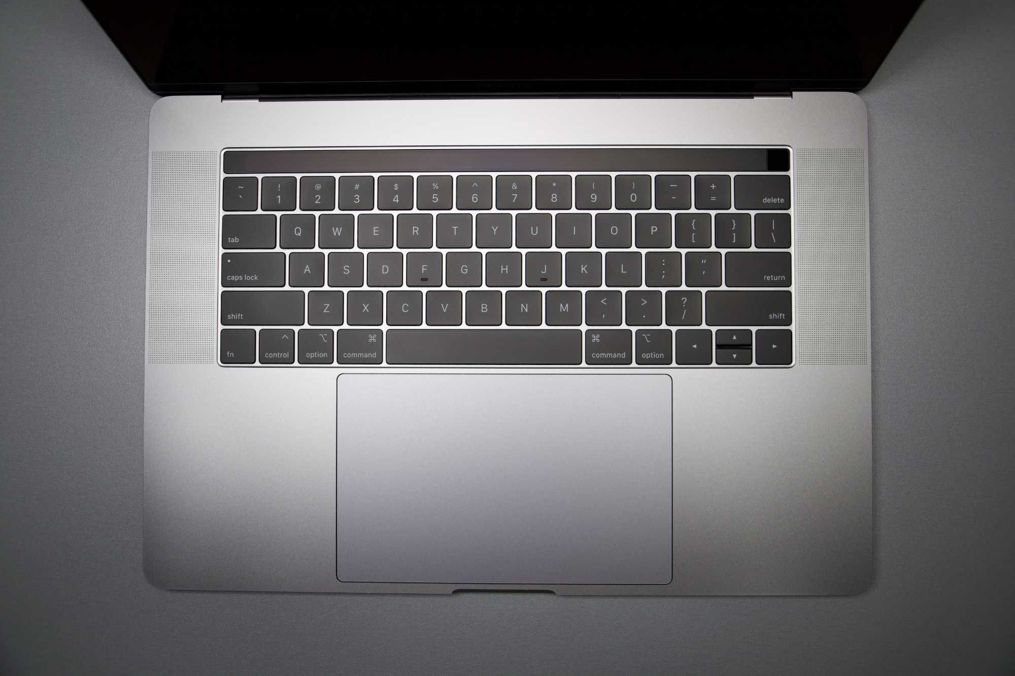 APPLE MacBook Pro 15" 2018 A1990 PRO VEGA 20! 32Gb RAM!