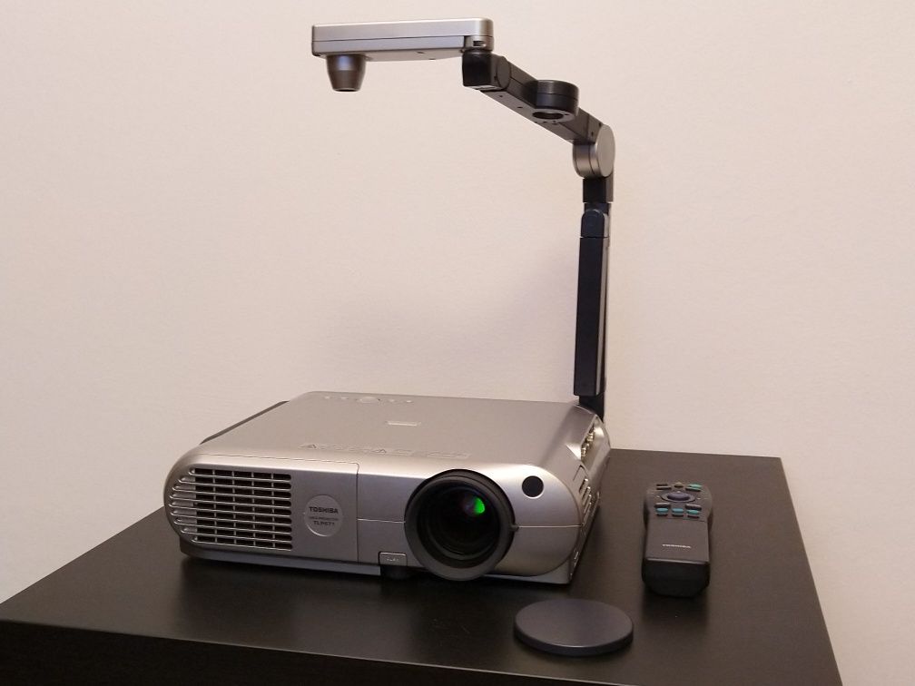 Projektor 3LCD Toshiba TLP-671 z kamerą - jak nowy