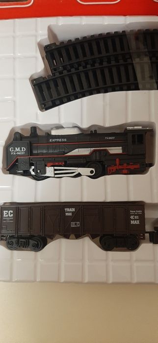 Железная дорога с тремя вагонами Big Motors артикул 19033-4