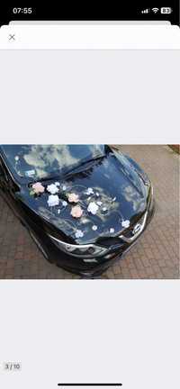 Dekoracja na samochód ślub kwiaty