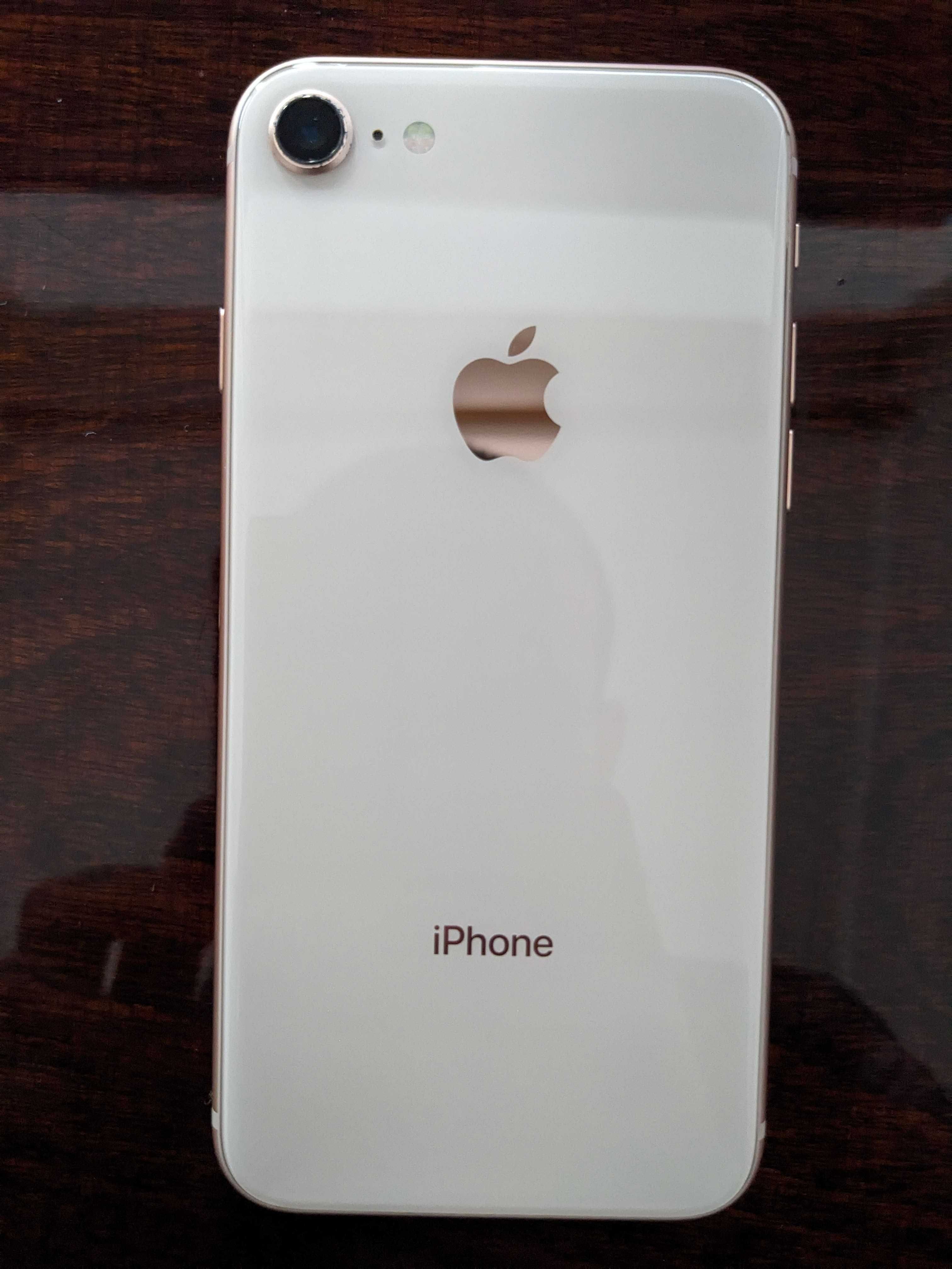 Смартфон Apple iPhone 8 A1863 64GB с фирменным чехлом, блочек и кабель