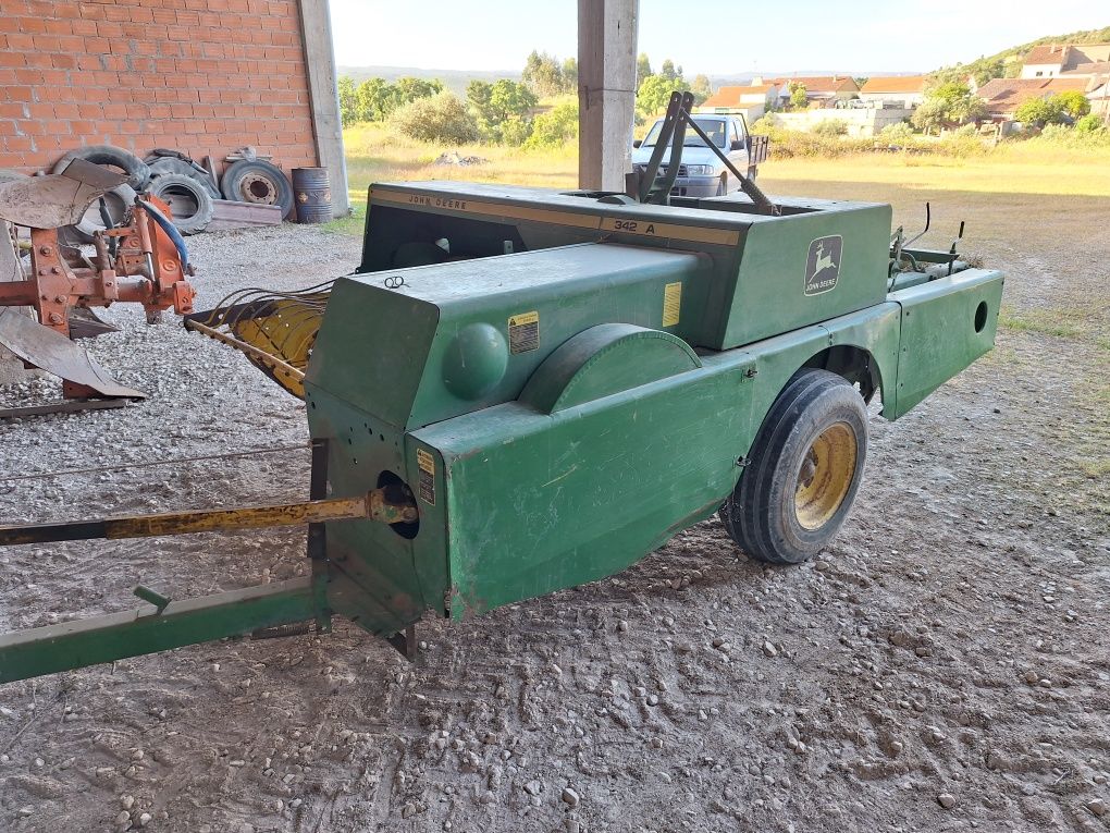 Enfardadeira, gadanheira e girassol