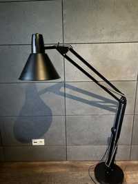 duża kloszowa czarna  lampa podlogowa Ikea Vox metalowa