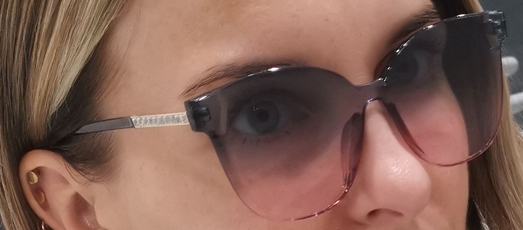 Nowe okulary przeciwsłoneczne wraz z etui i szmatką wielorazową