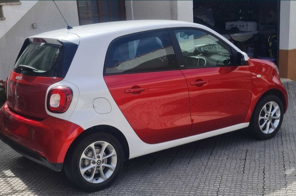 Smart fourfour impecável, económico, fácil condução.