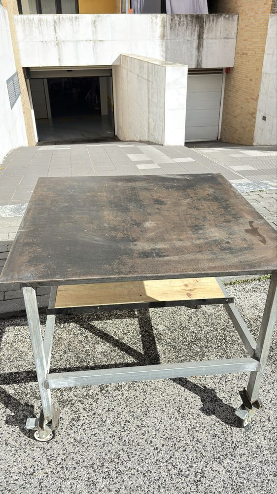 Vendo mesa de solda com tampo em ferro de 4mm.