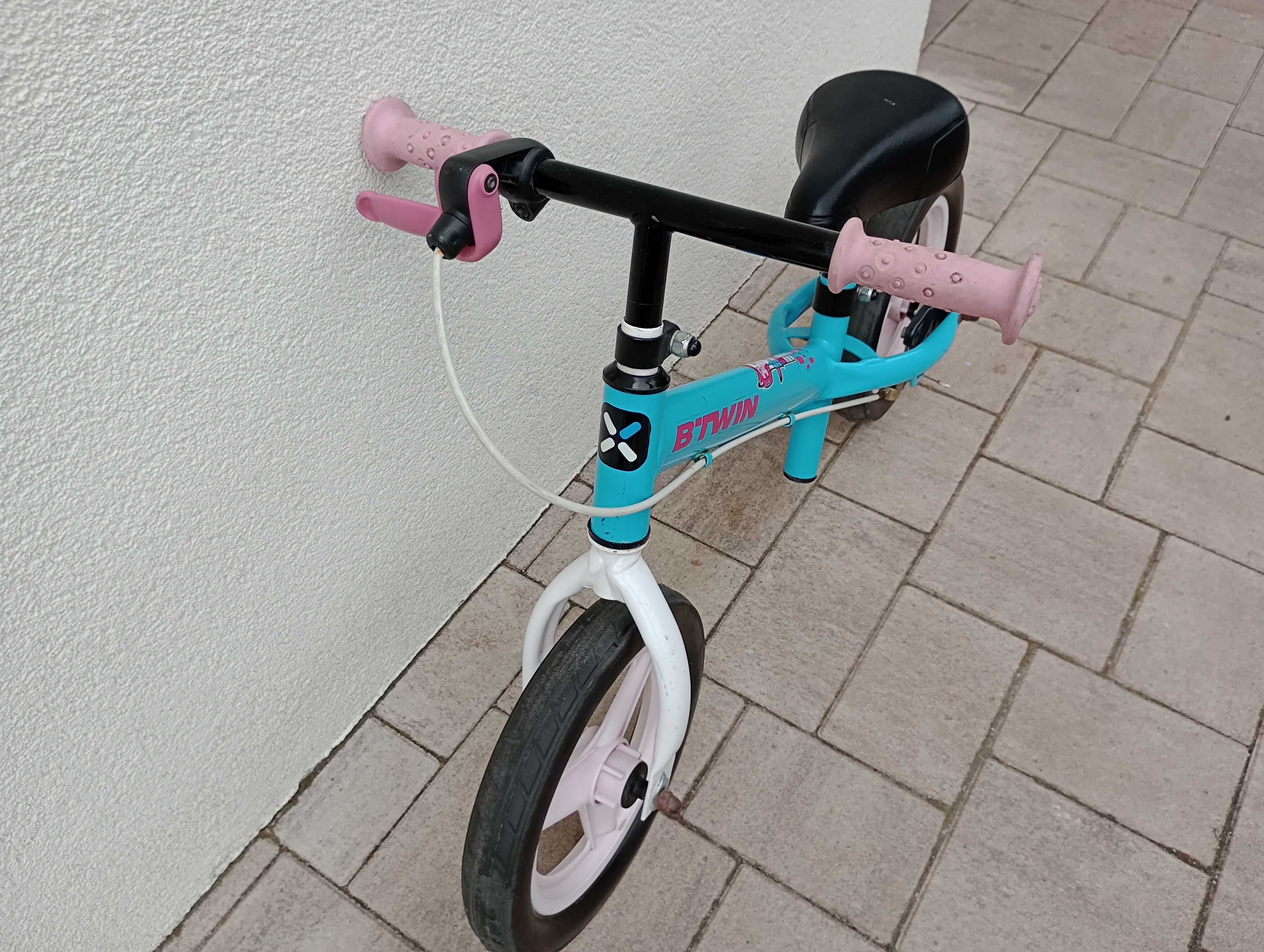Rowerek biegowy "10 B-Twin RunRide 500" dla dziecka 2-4 lata z kaskiem