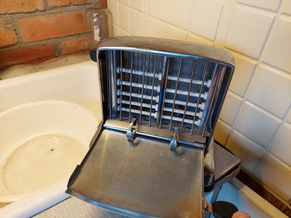 Zabytkowy toster z epoki PRL