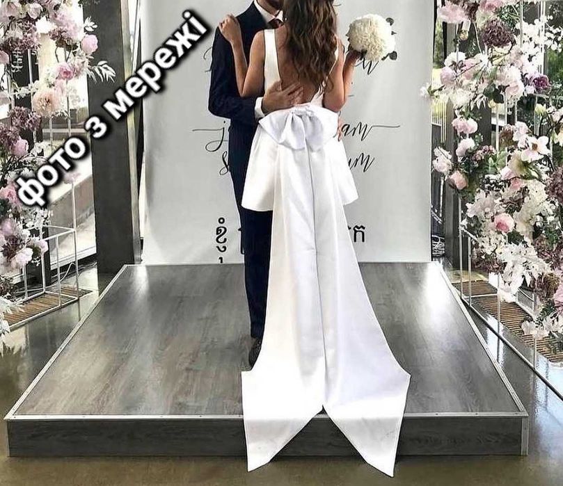 Продам вишукану сукню з шлейфом- бантом. Розмір М