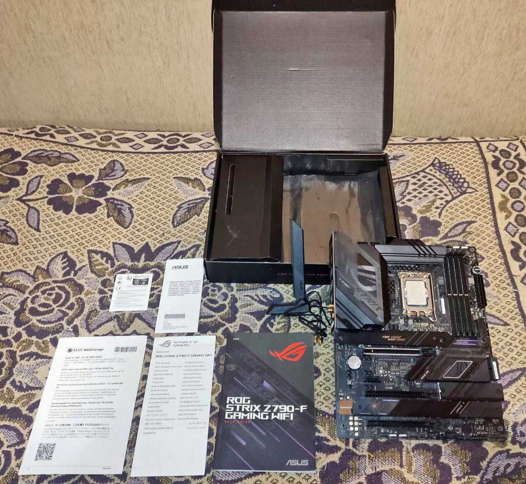 Игровая материнская плата Asus ROG Strix Z790-F Gaming WiFi