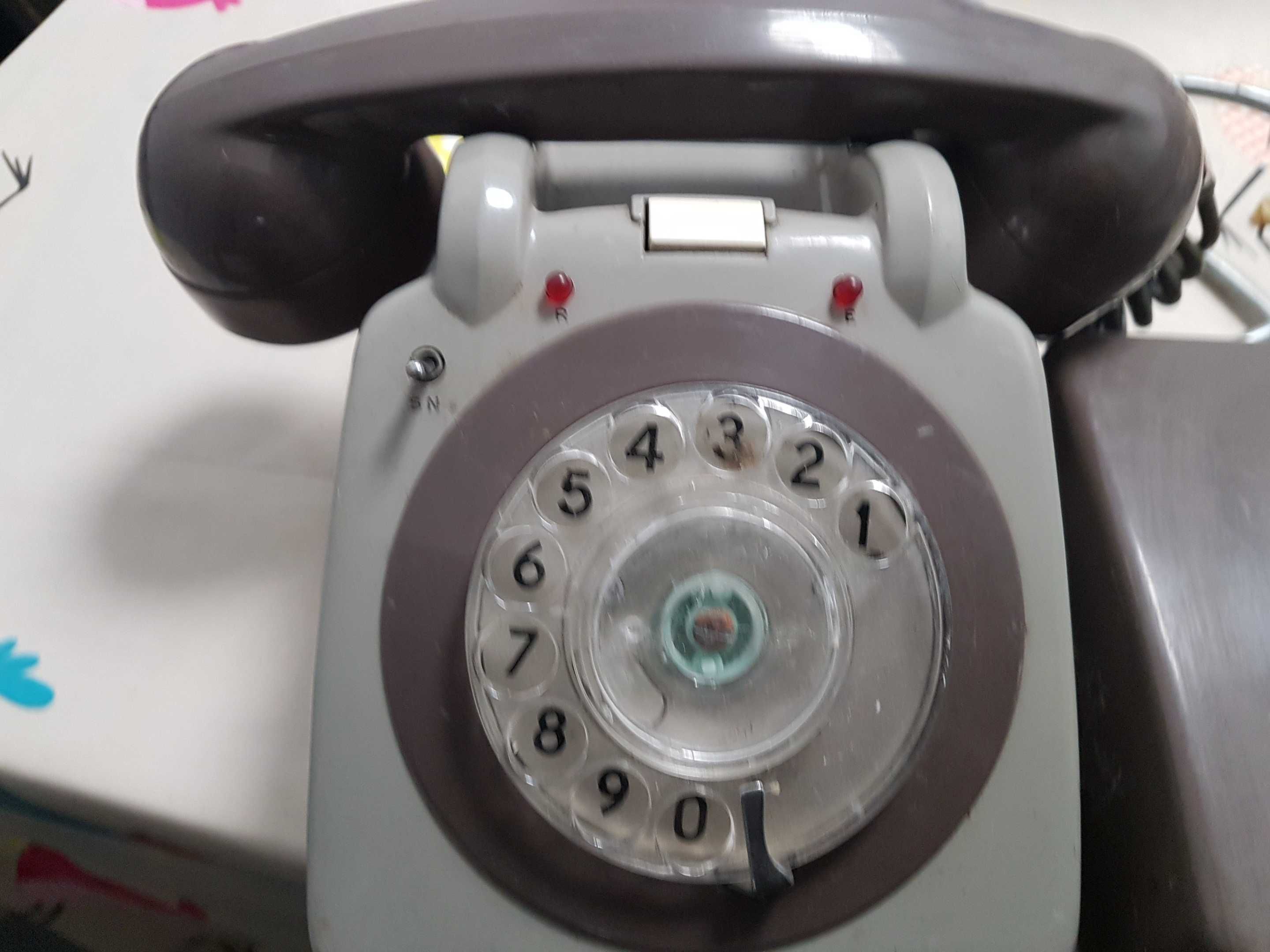 Telefones antigo cinzento, branco e preto de disco