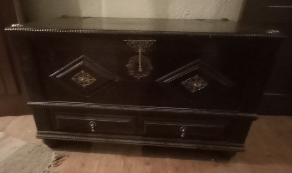 Baú de madeira cor escura