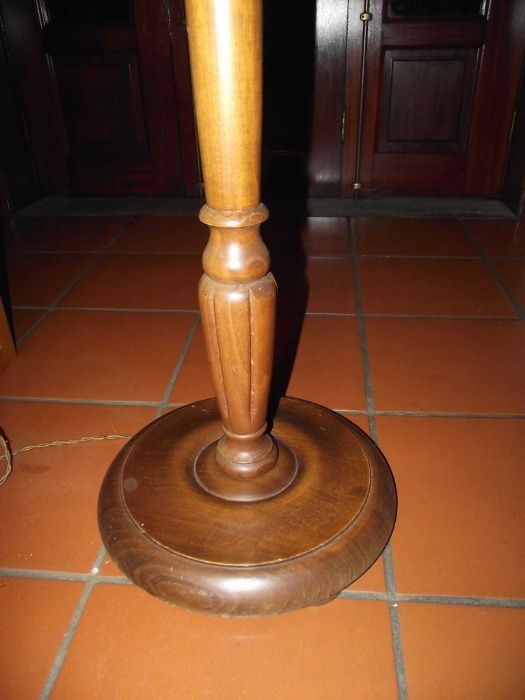 Candeeiro vintage de pé alto em madeira maciça