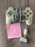 3 pady - jeden do PlayStation one, dwa do PlayStation 2