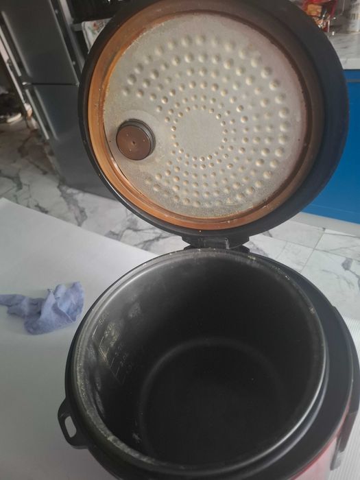 Мультиварка Vitek VT-4213 GY та Мультиварка Vilgrand VMC286