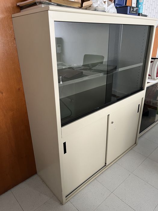 Armario fechado com vitrine