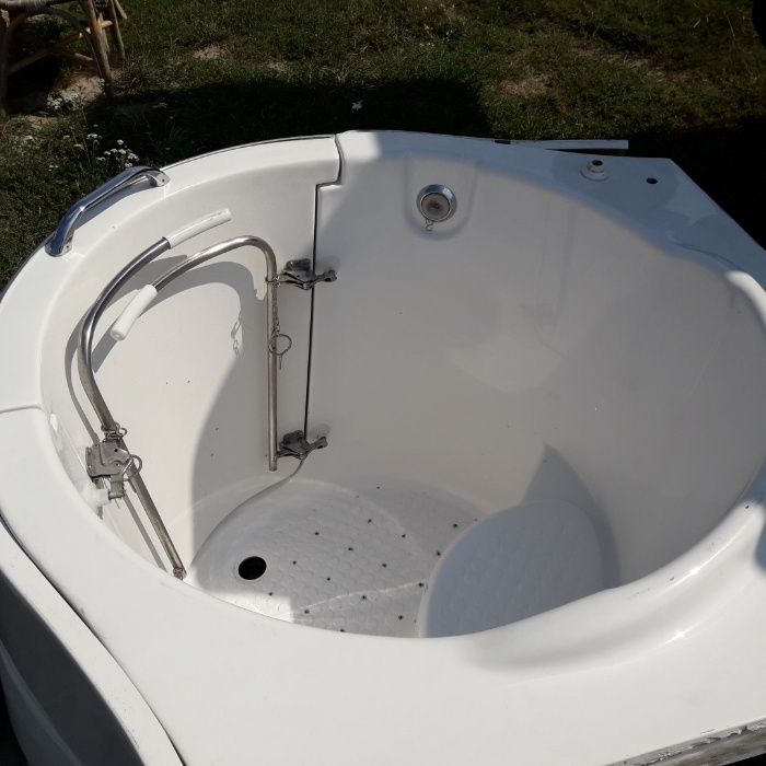 wanny z drzwiami oraz hydromasażem dostępnych kilka szt