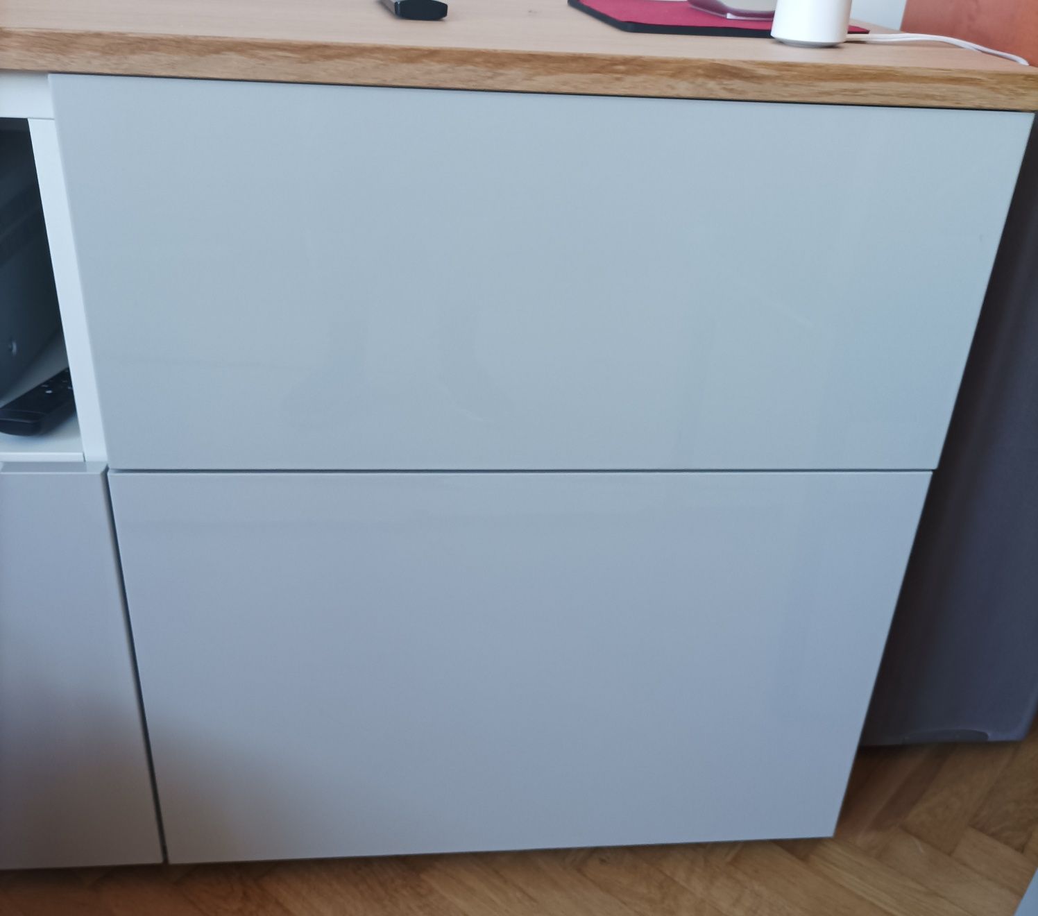Dwa panele Ikea, kolor jasnoszary