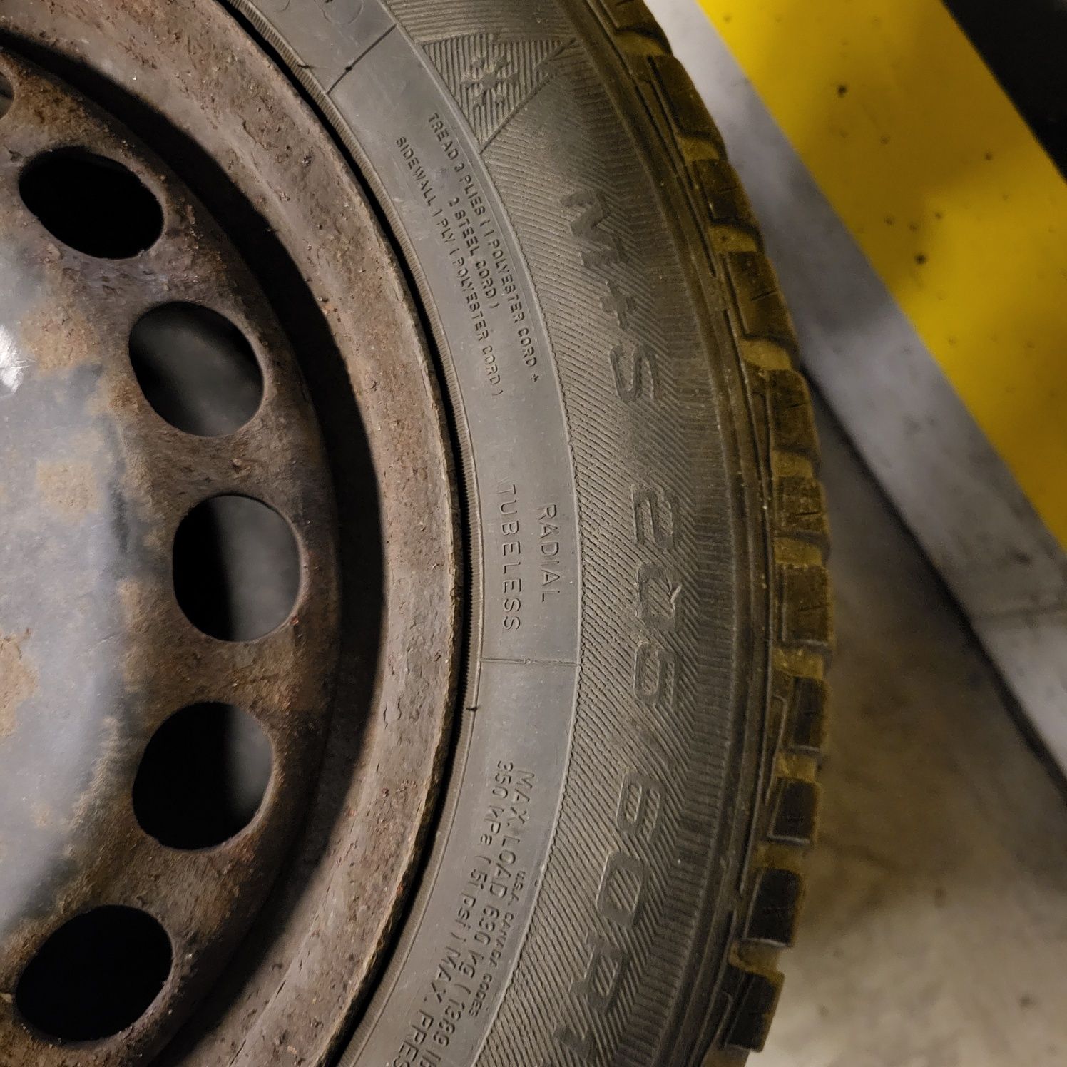 Felgi stalowe 4 szt plus opony zimowe Passat B7 205/55R16