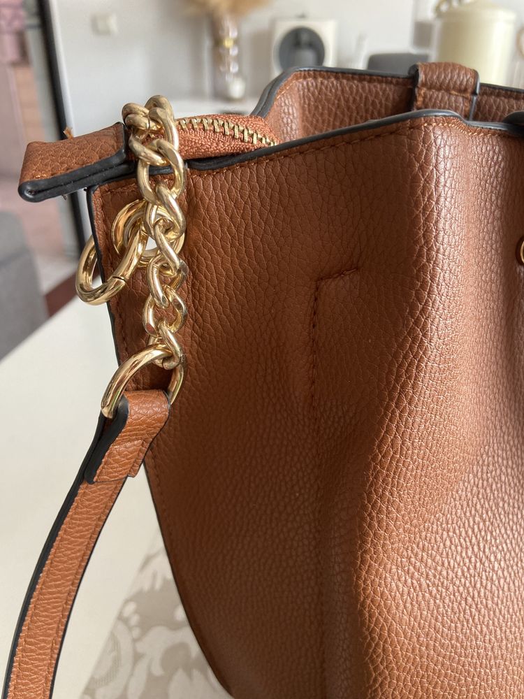 Bolsa castanha marca Stradivarius