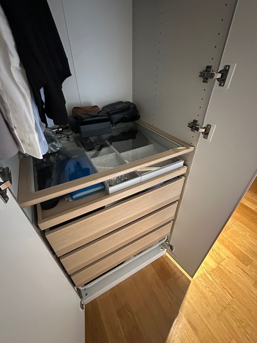 Guarda-roupa IKEA branco com espelhos – funcional e elegante