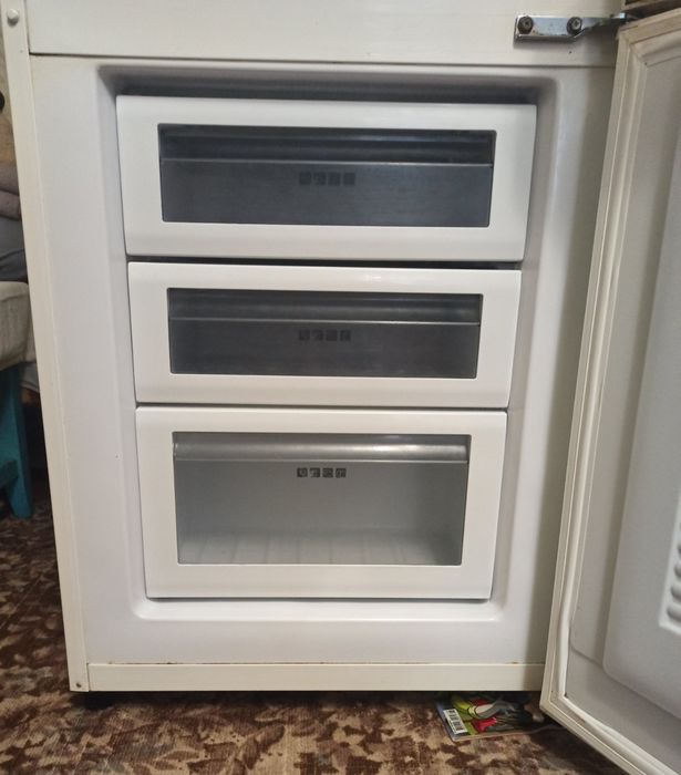 Продам рабочий холодильник SAMSUNG