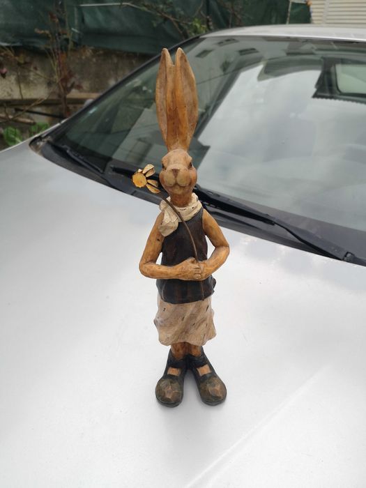 Estatueta com figura de coelho