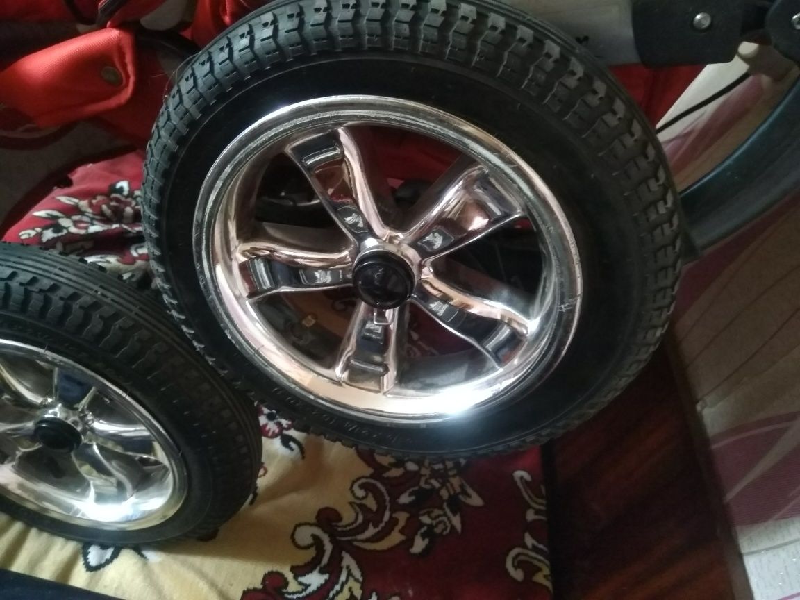 Продам коляску красную