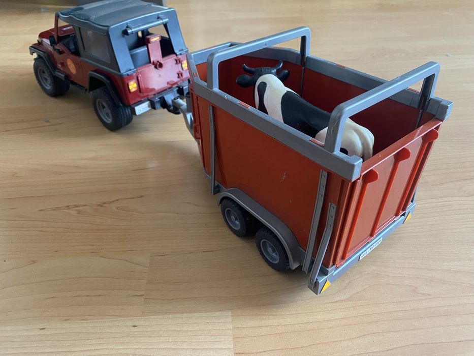 Jeep z przyczepą Bruder