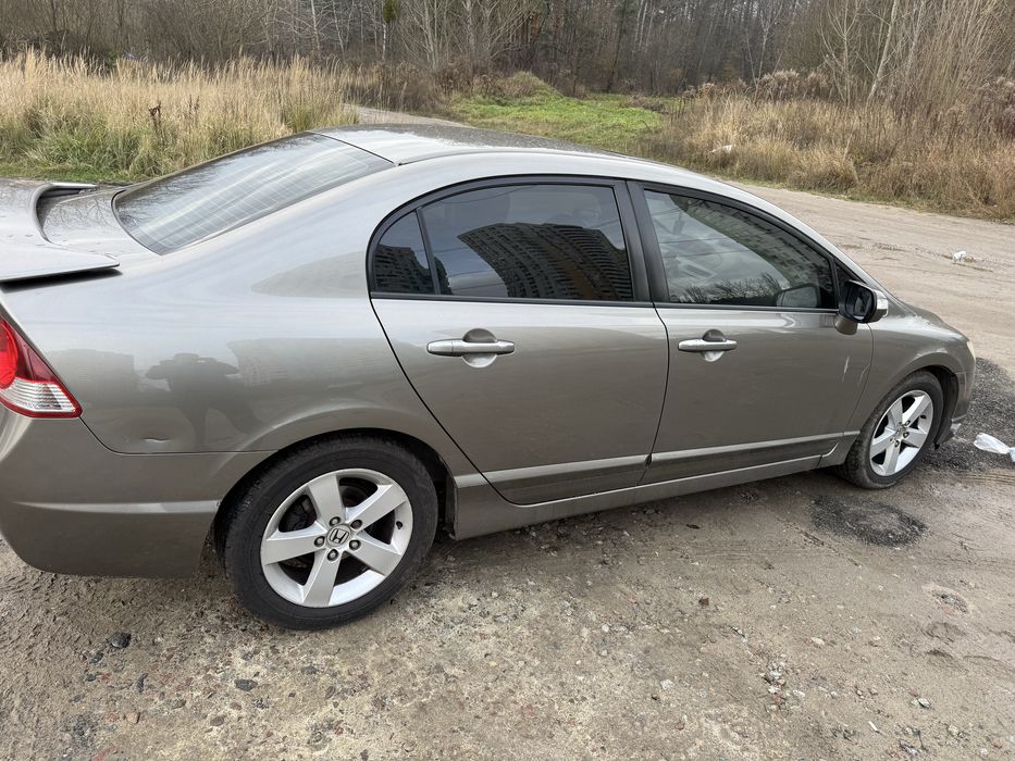 Живий сівік. Друга машина в сімї  їздила дівчина.