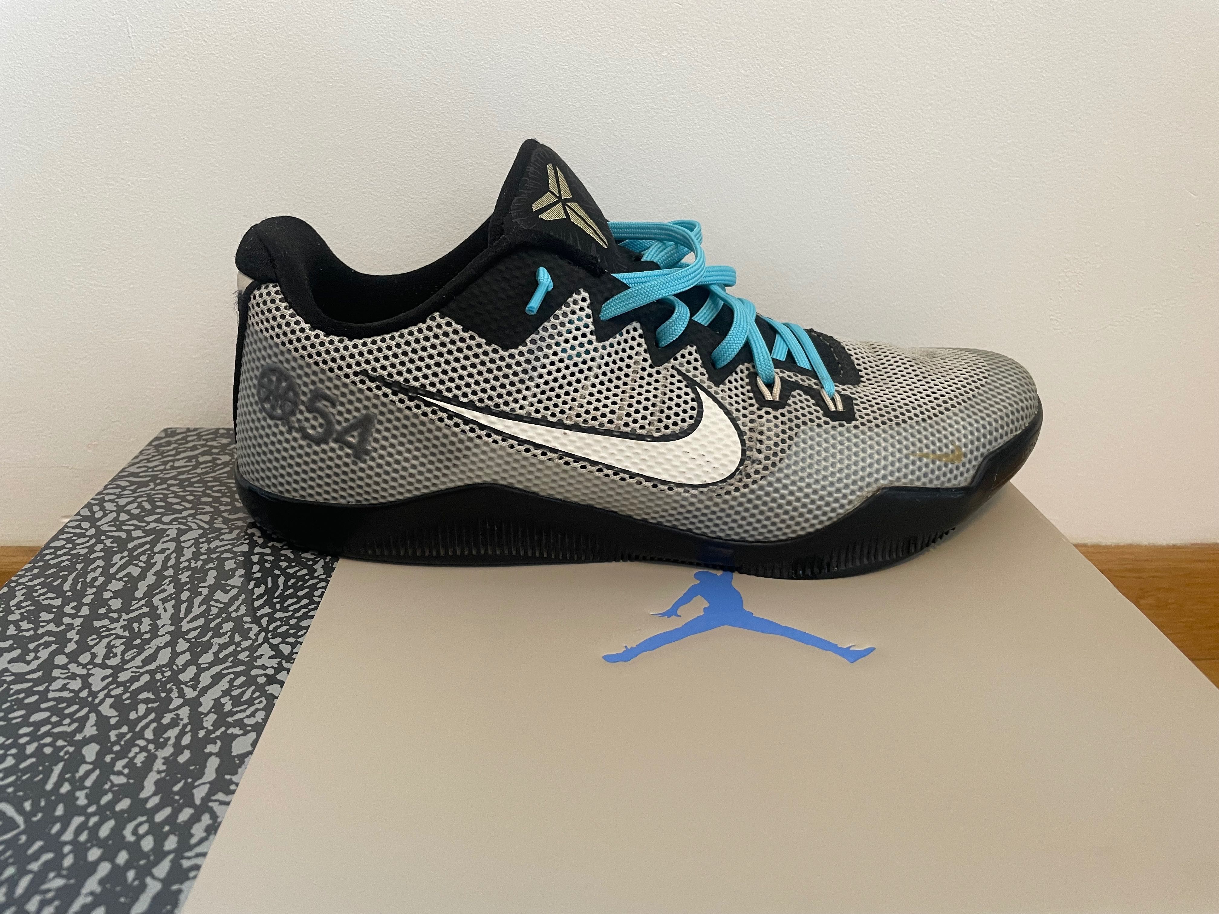 Kobe 11 EM QUAI 54 SIZE 12,5(30,5 cm)
