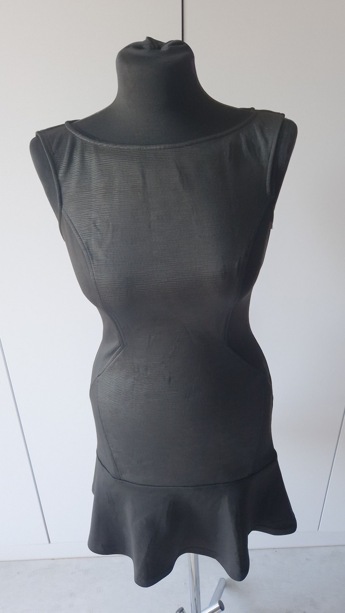 Czarna Sukienka Marciano Guess - Elegancka i Stylowa!