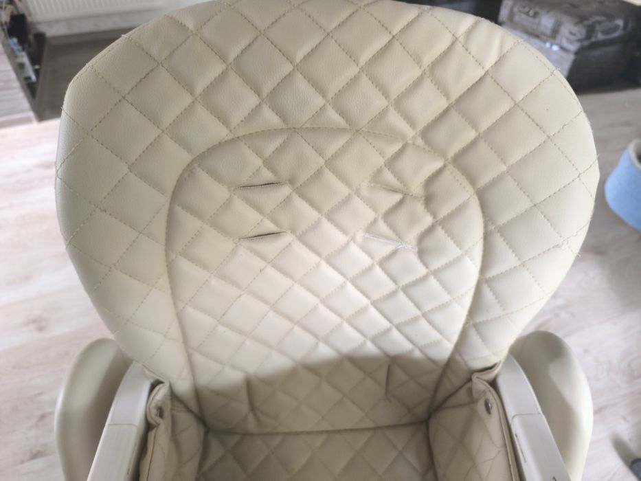 Дитячій стілець для годування