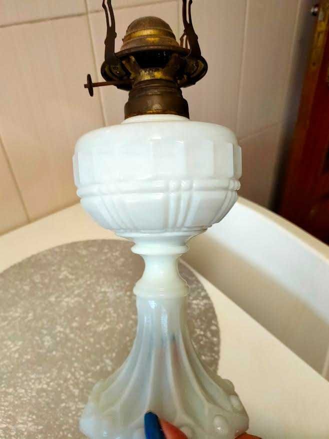 Lamparina a petróleo, antiga em vidro coalhado