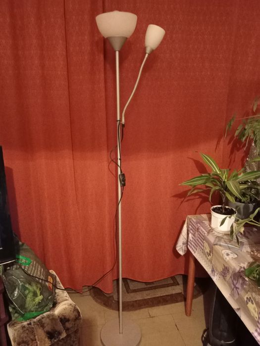 Wysoka lampa podłogowa