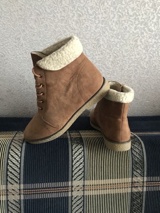 Жіноче взуття  розмір 42, по устілці приблизно 27 см