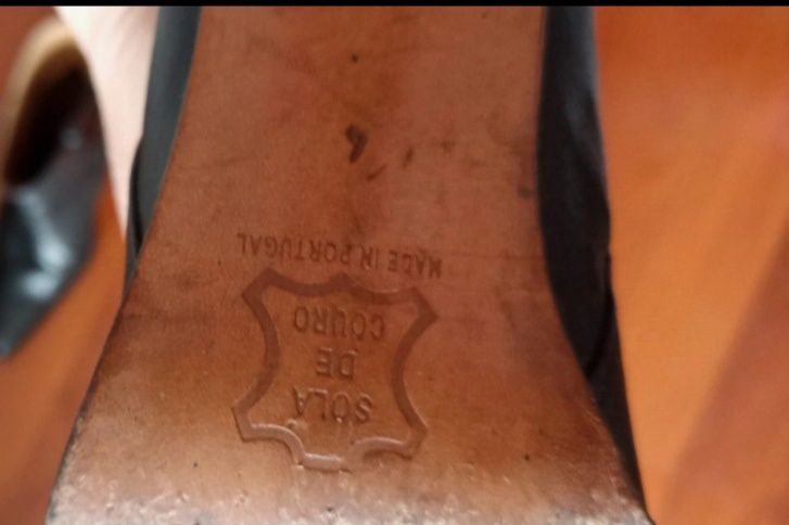 Botas bicudas, pouco acima do tornozelo, de pele, pretas, tamanho 37